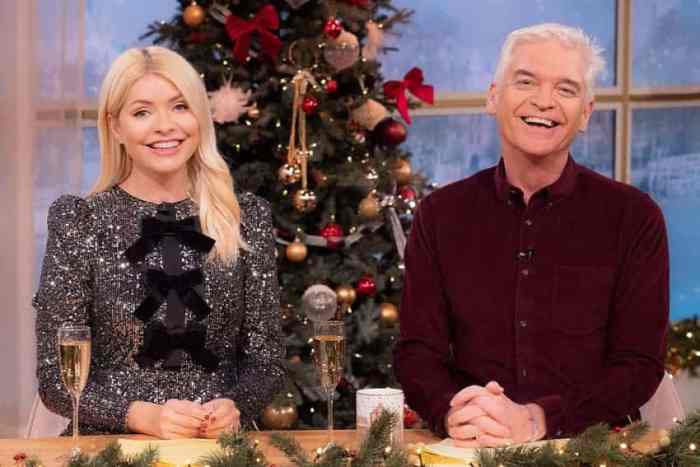 Phillip and Holly Host Christmas Day Special