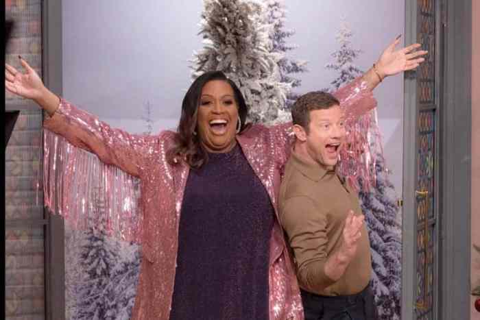 Phillip and Holly Host Christmas Day Special